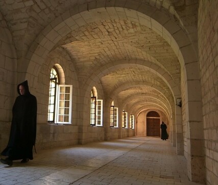 un moine dans le cloître