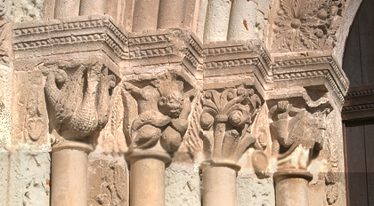 chapiteaux du portail de l'abbatiale