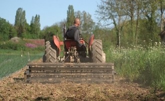 Travail des champs avec le tracteur